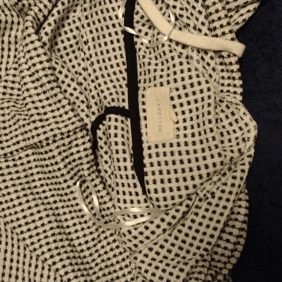 Shirt women's, size medium, black and white - Picture 2 of 2